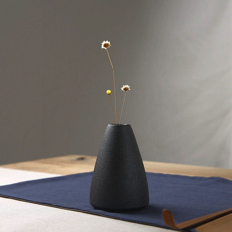 Hot Selling New Black Ceramic Flower Arrangement Small Vase Home Decoration Small Vase Tabletop Ornament Crafts